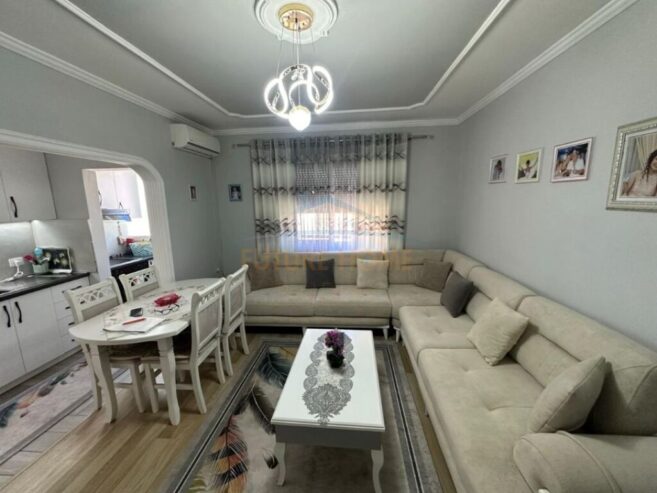 Shitet Apartament 2+1 prane ”Xhamia Xhurra”