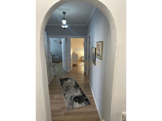 Shitet Apartament 2+1 prane ”Xhamia Xhurra”