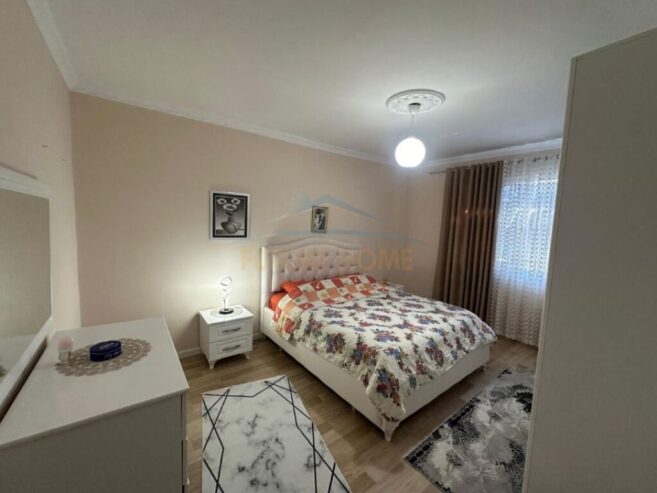 Shitet Apartament 2+1 prane ”Xhamia Xhurra”