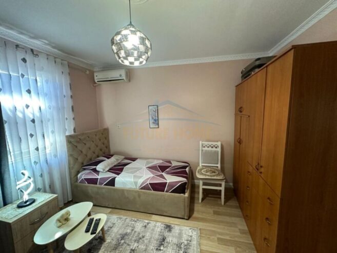 Shitet Apartament 2+1 prane ”Xhamia Xhurra”