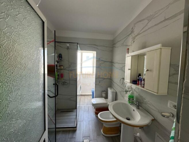 Shitet Apartament 2+1 prane ”Xhamia Xhurra”