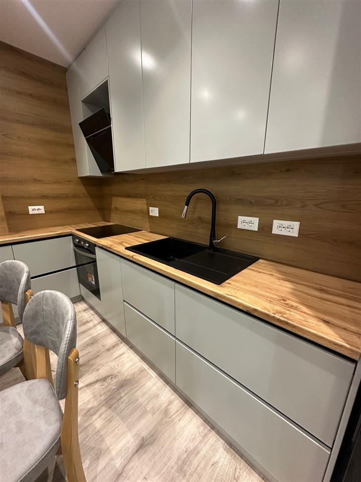 Ofrohet per qira apartament 1 +1 i pa banuar me pare