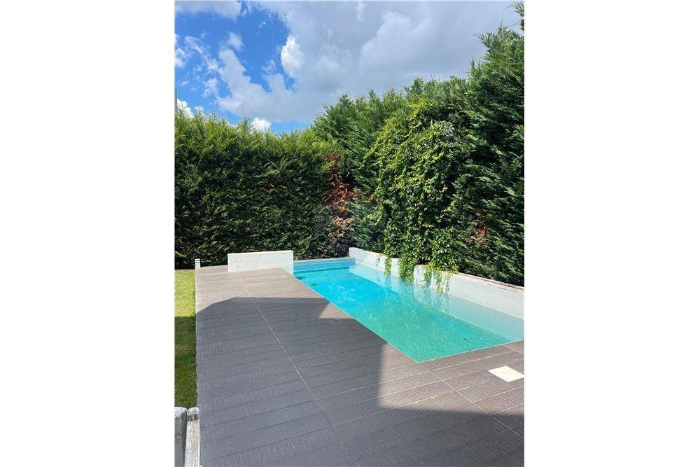 Jepet me qira Vilë me Pishinë. Mju Bathore (Akacia Hill)