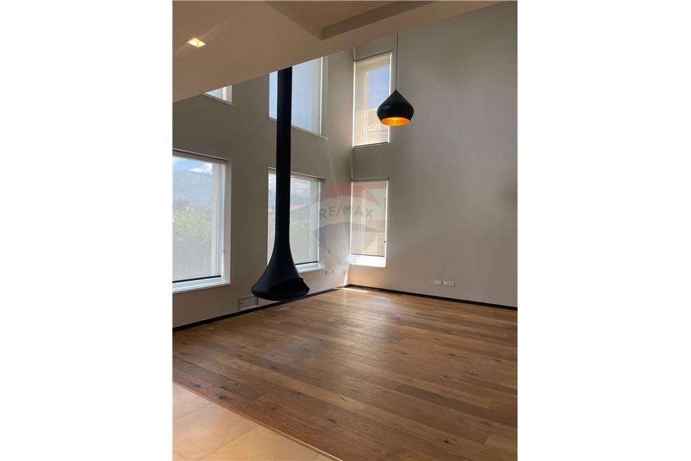 Jepet me qira Vilë me Pishinë. Mju Bathore (Akacia Hill)