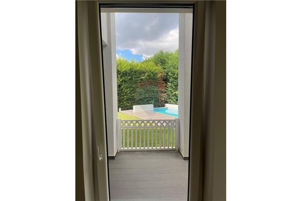 Jepet me qira Vilë me Pishinë. Mju Bathore (Akacia Hill)