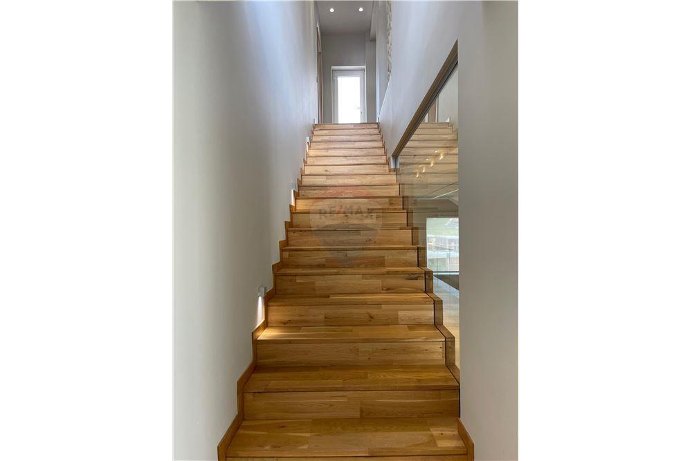 Jepet me qira Vilë me Pishinë. Mju Bathore (Akacia Hill)