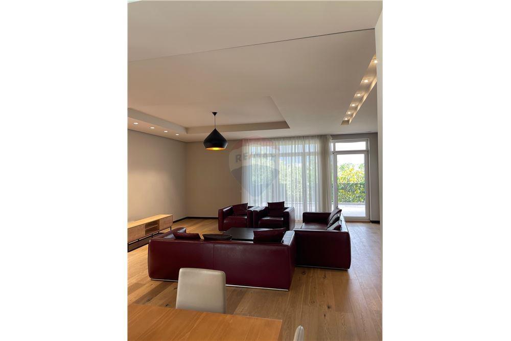 Jepet me qira Vilë me Pishinë. Mju Bathore (Akacia Hill)