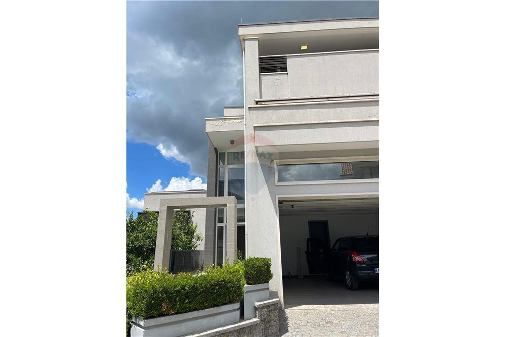 Jepet me qira Vilë me Pishinë. Mju Bathore (Akacia Hill)