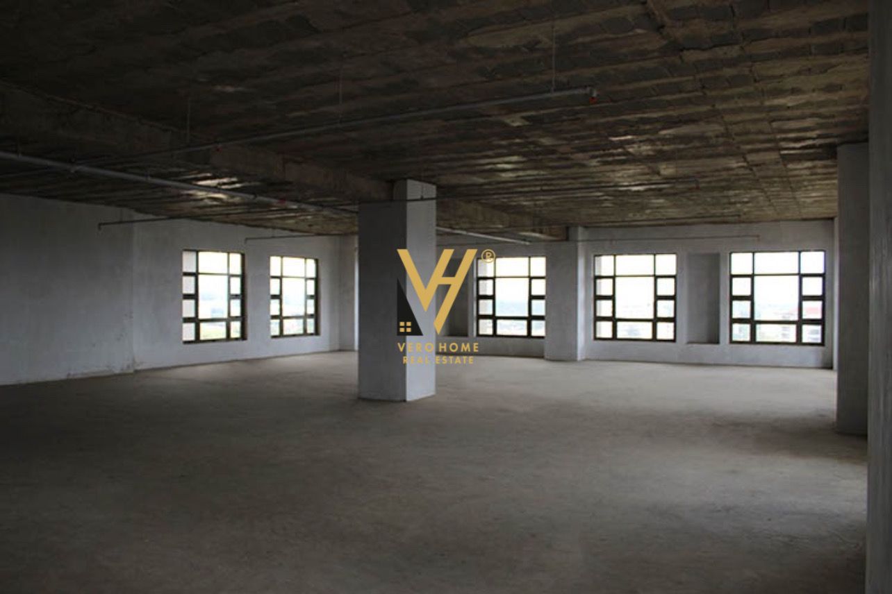 JEPET ZYRE 270 M2 ME QERA TE UNAZA E RE 1.800 EURO