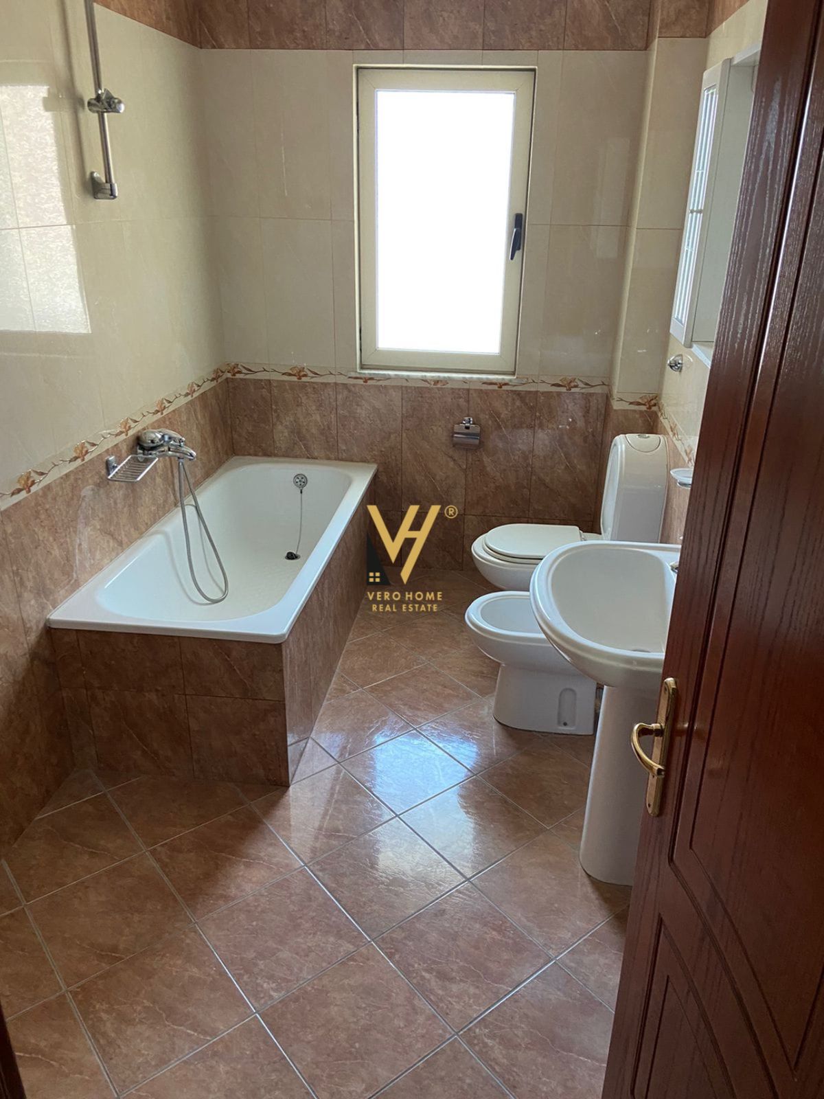 JEPET ZYRE 230 M2 ME QERA NE SELITE 85.000 LEKE