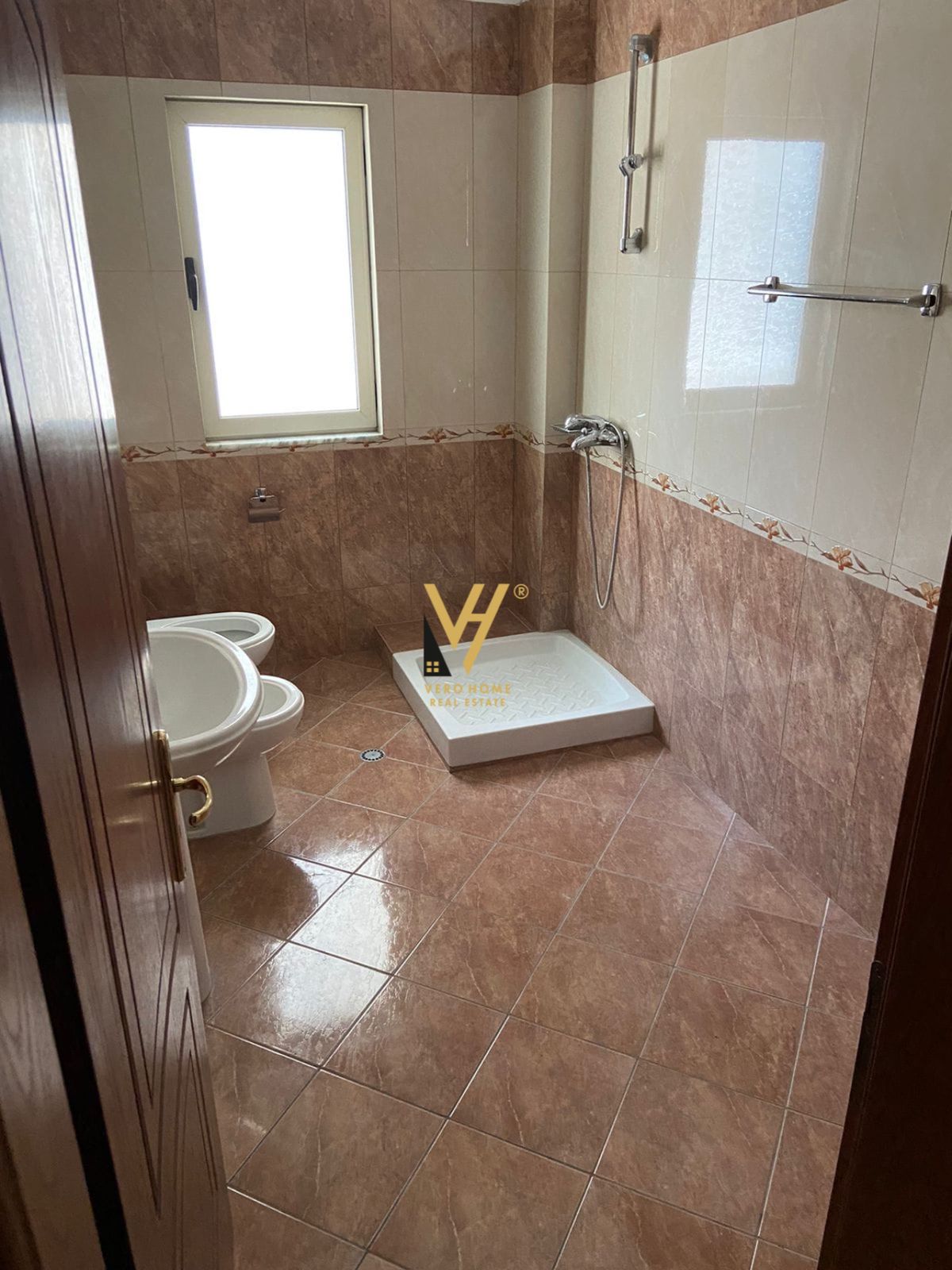 JEPET ZYRE 230 M2 ME QERA NE SELITE 85.000 LEKE