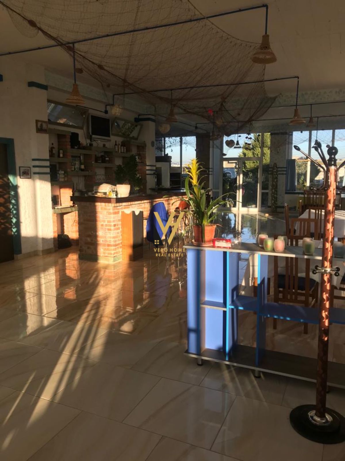 BAR – RESTORANT 1200 M2 ME QERA TE TEGU 8.000 EURO