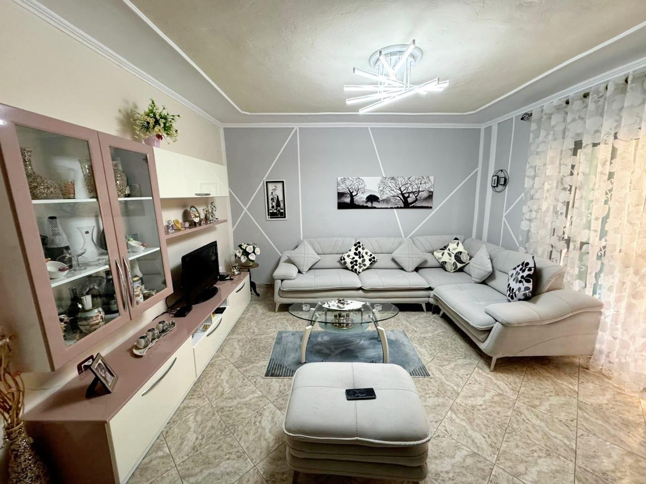 Kavaje,apartament 2+1 zona afer shkolles “Fiqiri Kurti”.