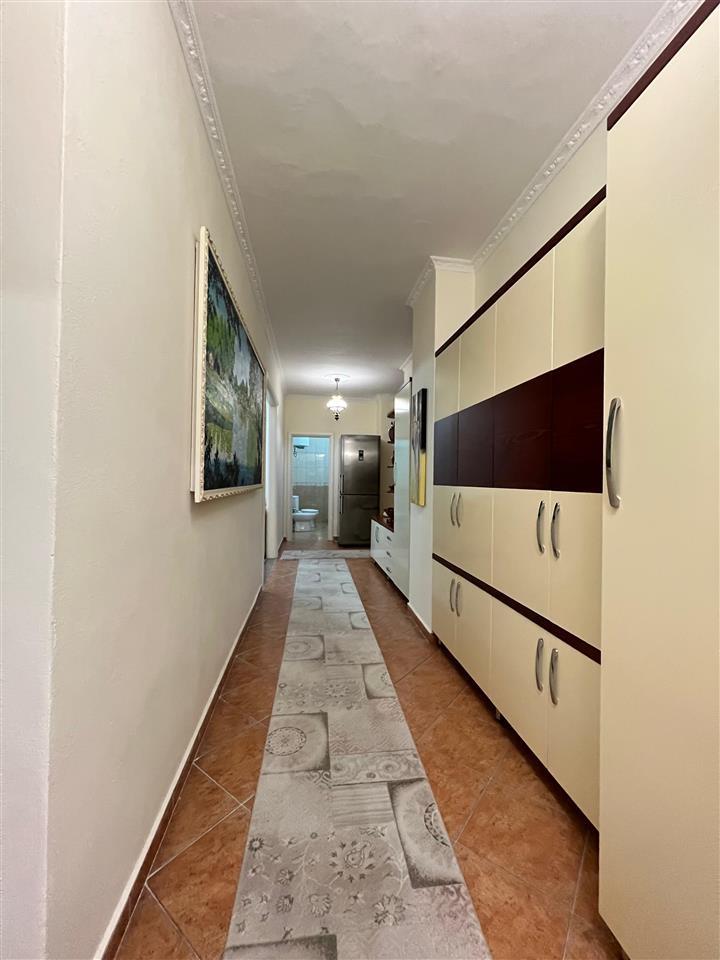 Shitet apartament 2+1+2 pran kazazit durres