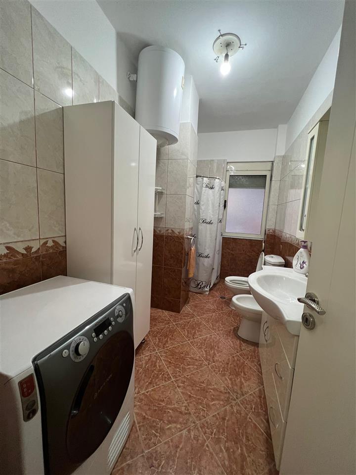 Shitet apartament 2+1+2 pran kazazit durres
