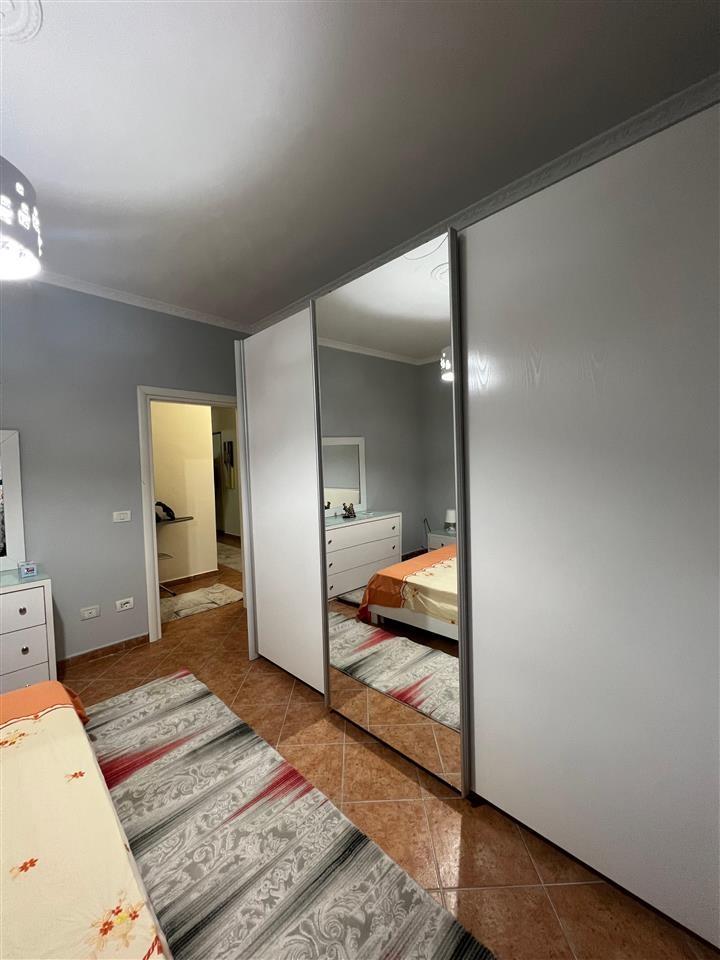 Shitet apartament 2+1+2 pran kazazit durres