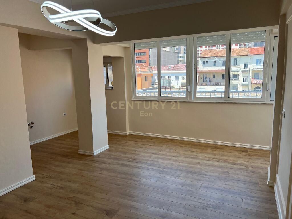 Apartament 2+1 në shitje te Rruga e re e Portit!