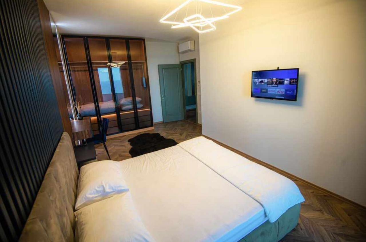 Shitet super apartament