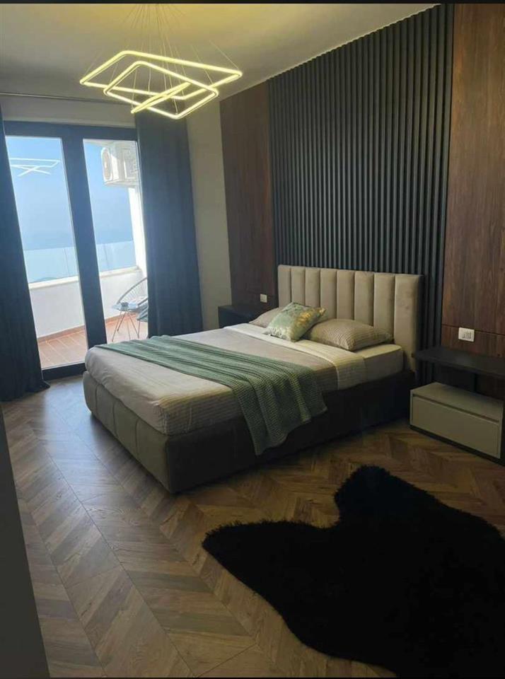 Shitet super apartament