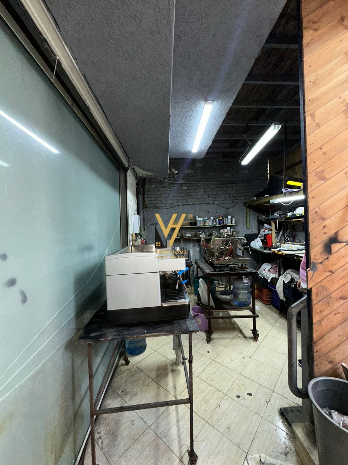 AMBIENT BIZNESI 80 M2 TE 21 DHJETORI 160.000 EURO