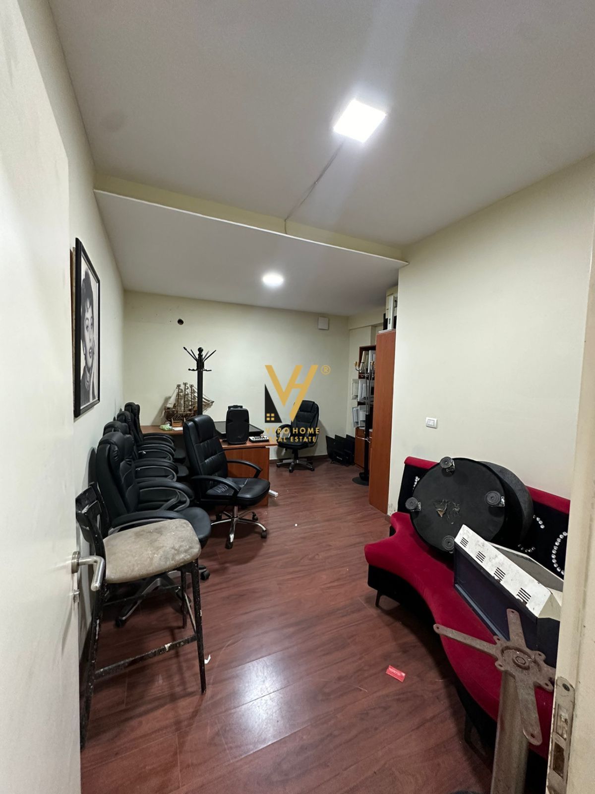 AMBIENT ME QERA TEK 21 DHJETORI 600 EURO