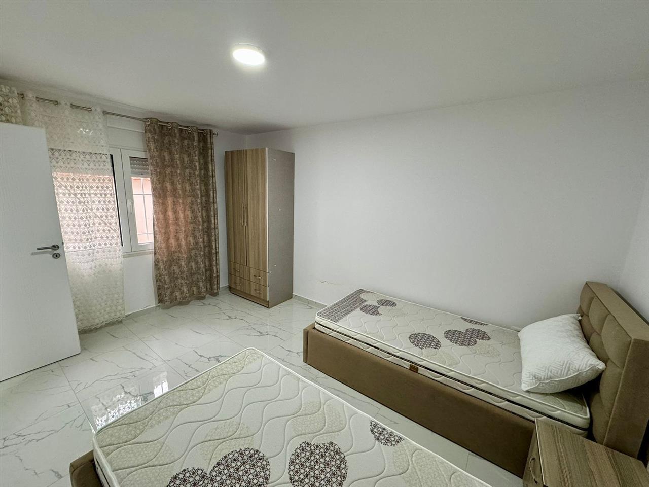 Synej,shtepi ,zone e qete,mbas mbikalimit te rruges Skuraj.