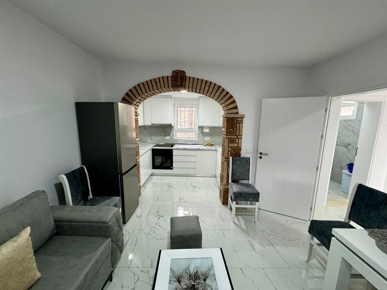 Synej,shtepi ,zone e qete,mbas mbikalimit te rruges Skuraj.