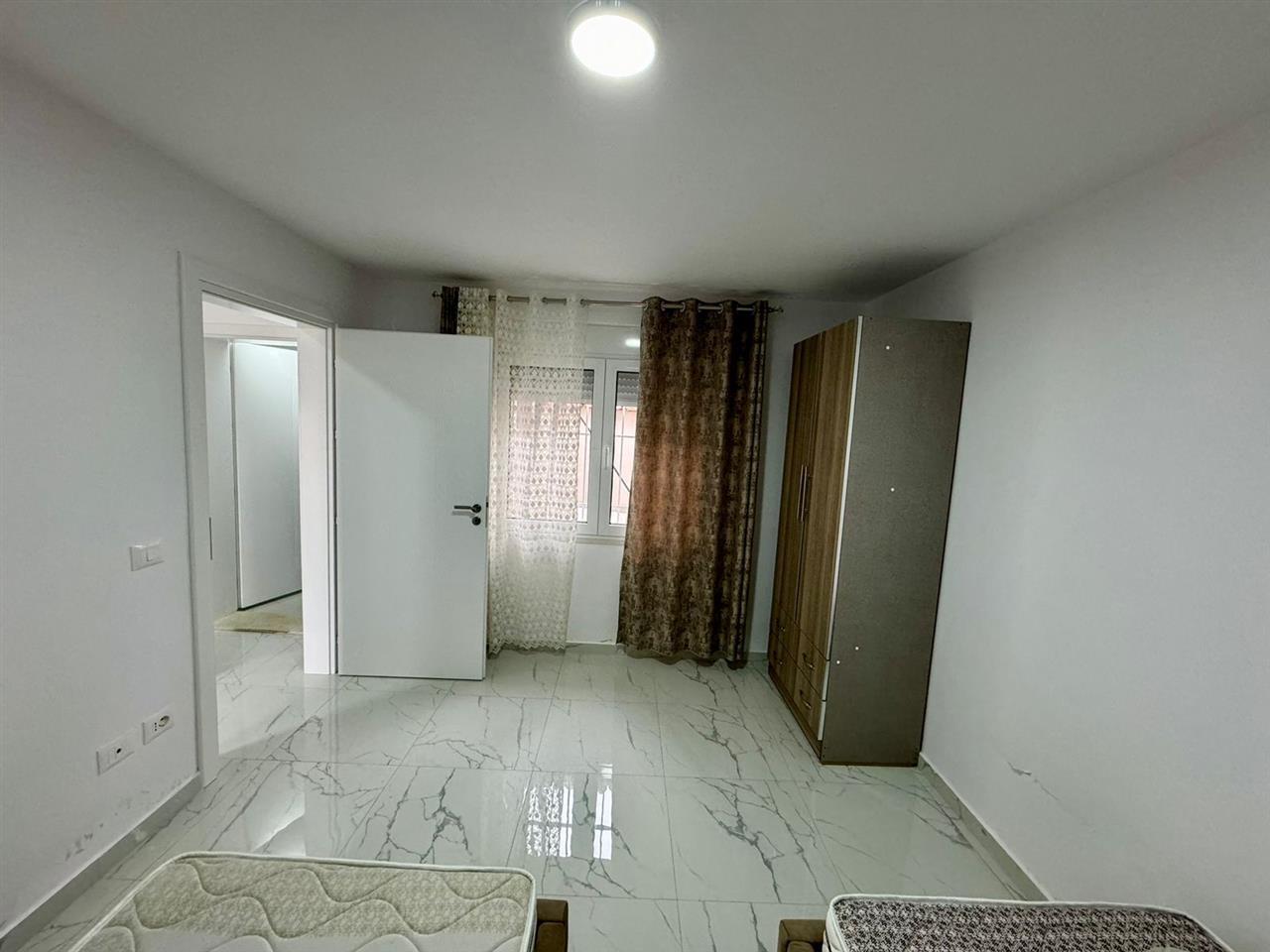 Synej,shtepi ,zone e qete,mbas mbikalimit te rruges Skuraj.