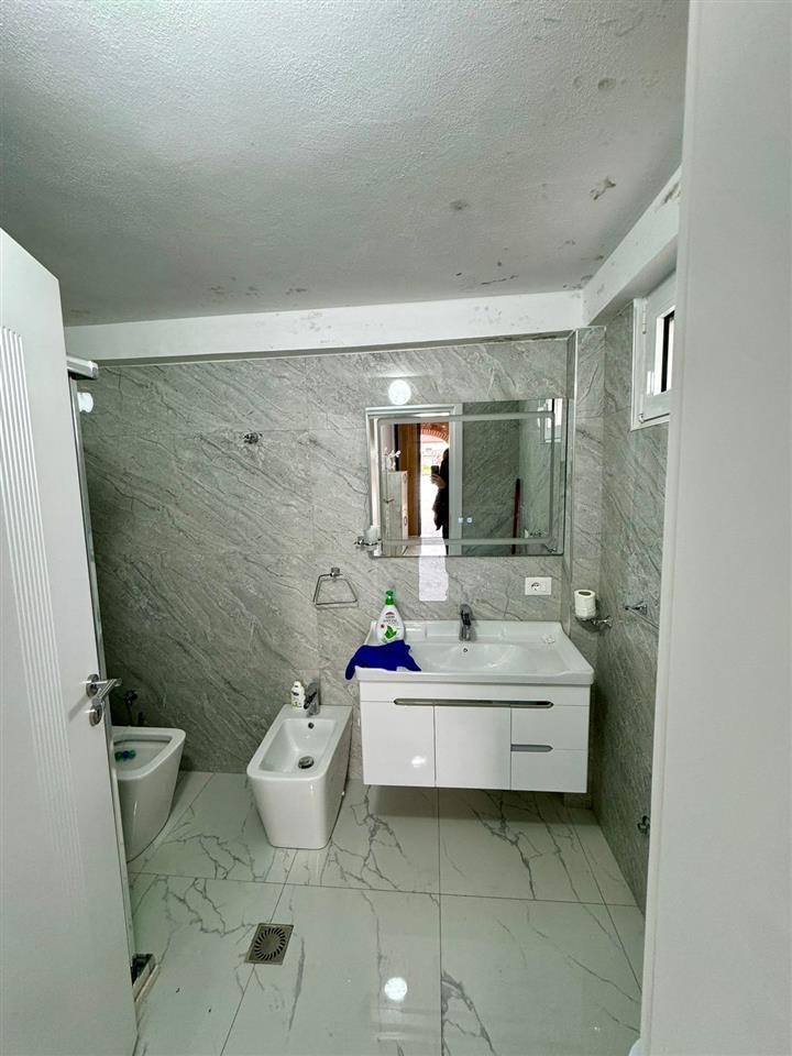 Synej,shtepi ,zone e qete,mbas mbikalimit te rruges Skuraj.