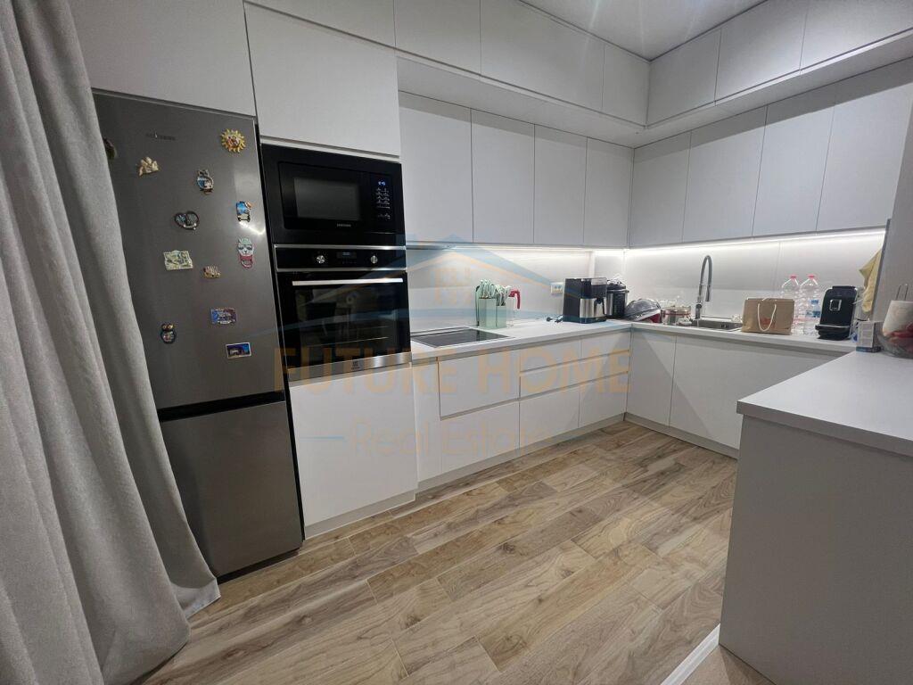 Shitet, Apartament 2+1, Rruga e Teleferikut, Fresku, Tirane