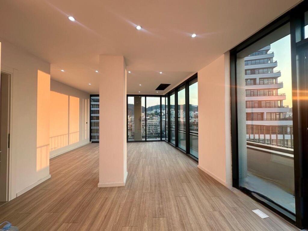 Shitet apartament 2+1 tek Lake View