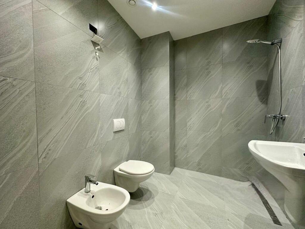 Shitet apartament 2+1 tek Lake View