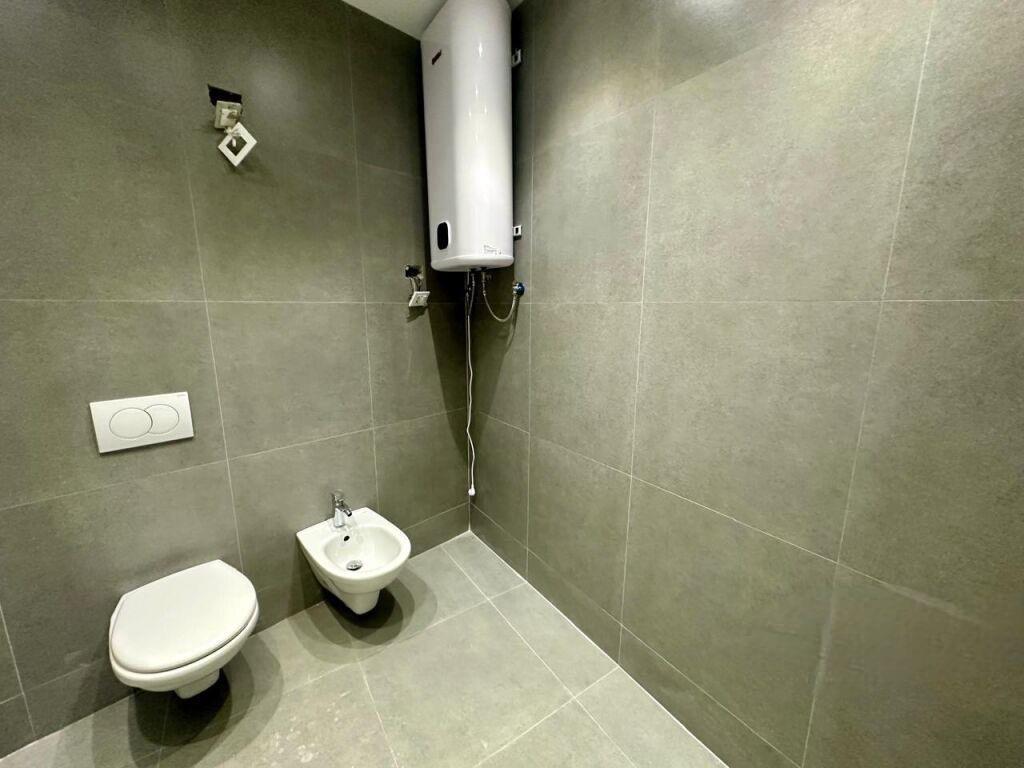 Shitet apartament 2+1 tek Lake View