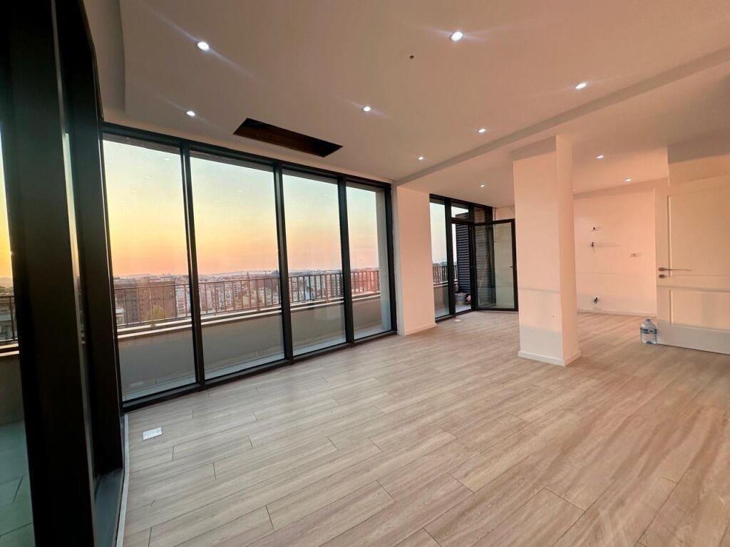 Shitet apartament 2+1 tek Lake View