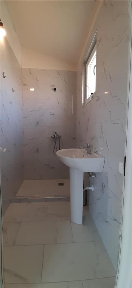 Teg prane, jepet vila me qera