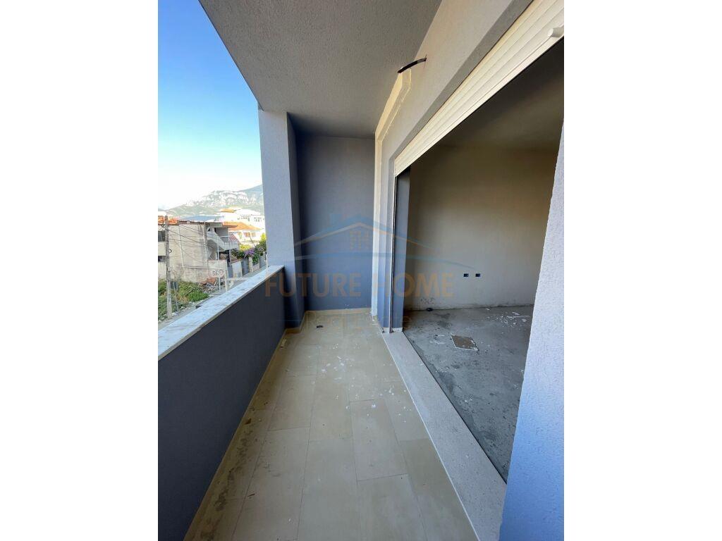 Shitet, Apartament 2+1+2, në Rrugen 5 Maji, Tiranë.