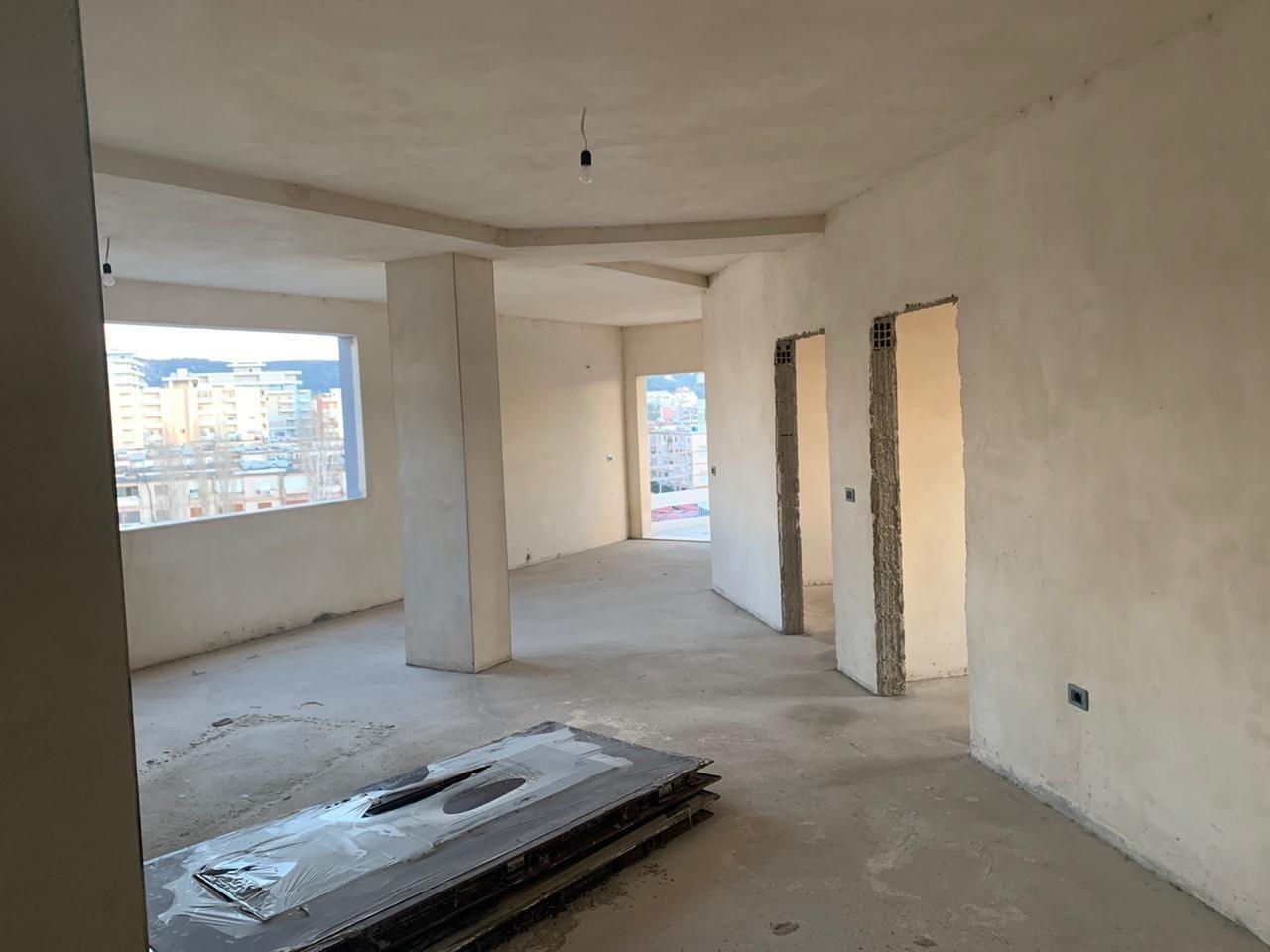 Apartament i pa banuar ne pallat te ri 129 m2