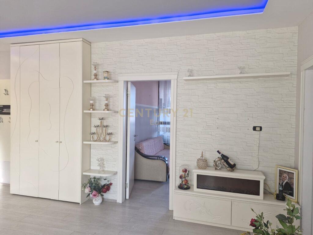 Apartament 3+1+2 për qira, me pamje nga deti e Porti, Durrës