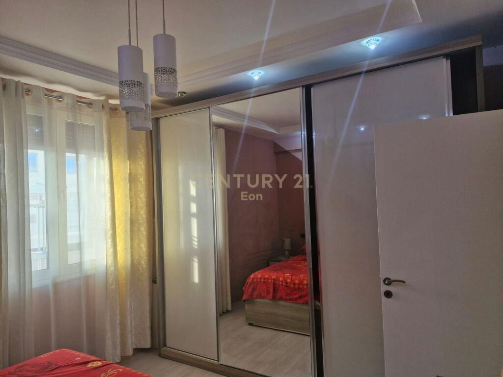 Apartament 3+1+2 për qira, me pamje nga deti e Porti, Durrës
