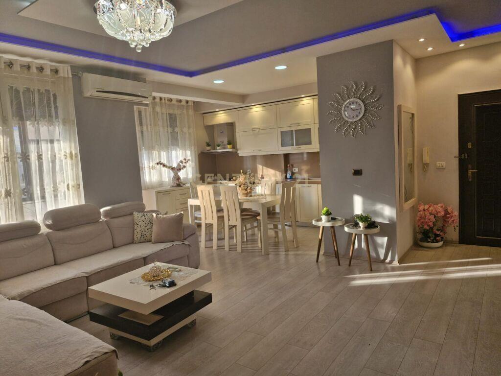 Apartament 3+1+2 për qira, me pamje nga deti e Porti, Durrës