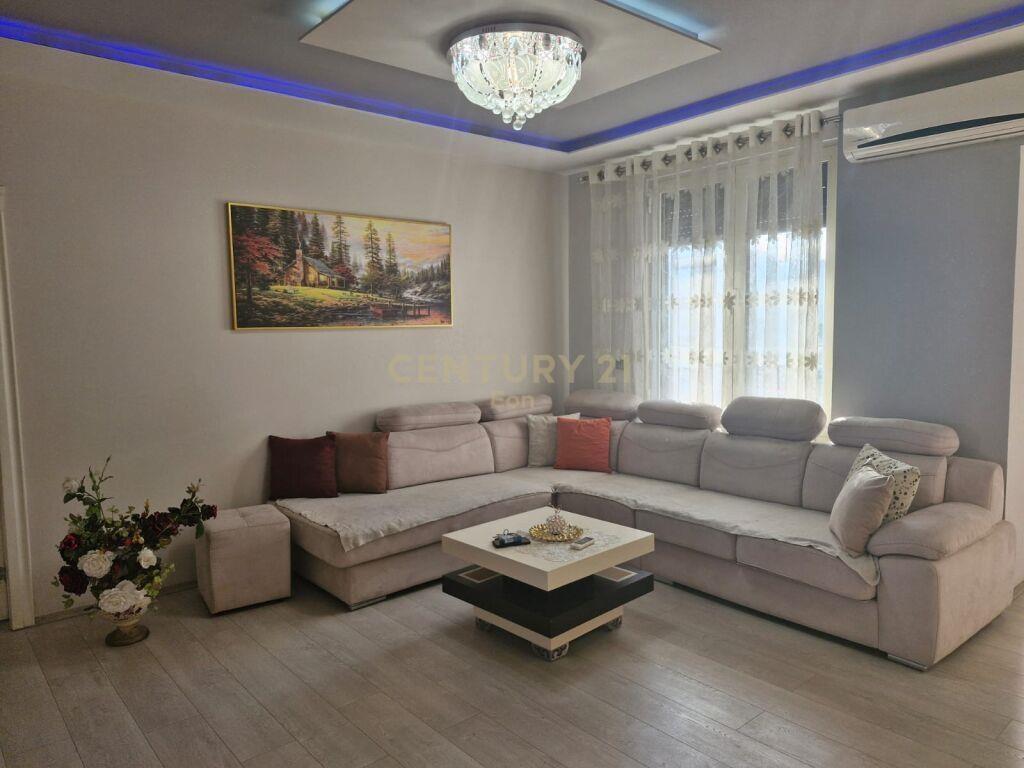 Apartament 3+1+2 për qira, me pamje nga deti e Porti, Durrës