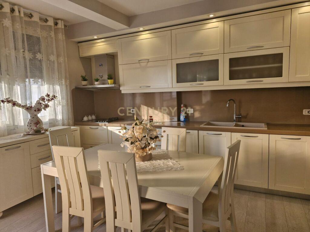 Apartament 3+1+2 për qira, me pamje nga deti e Porti, Durrës