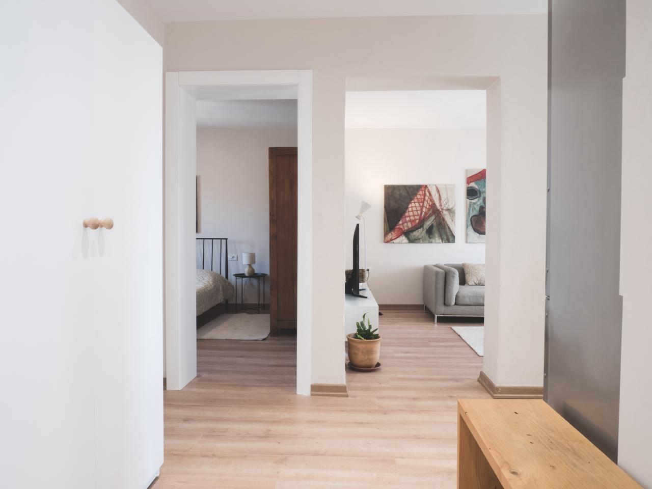 Shitet apartament 1+1 prane rruga e Durresit