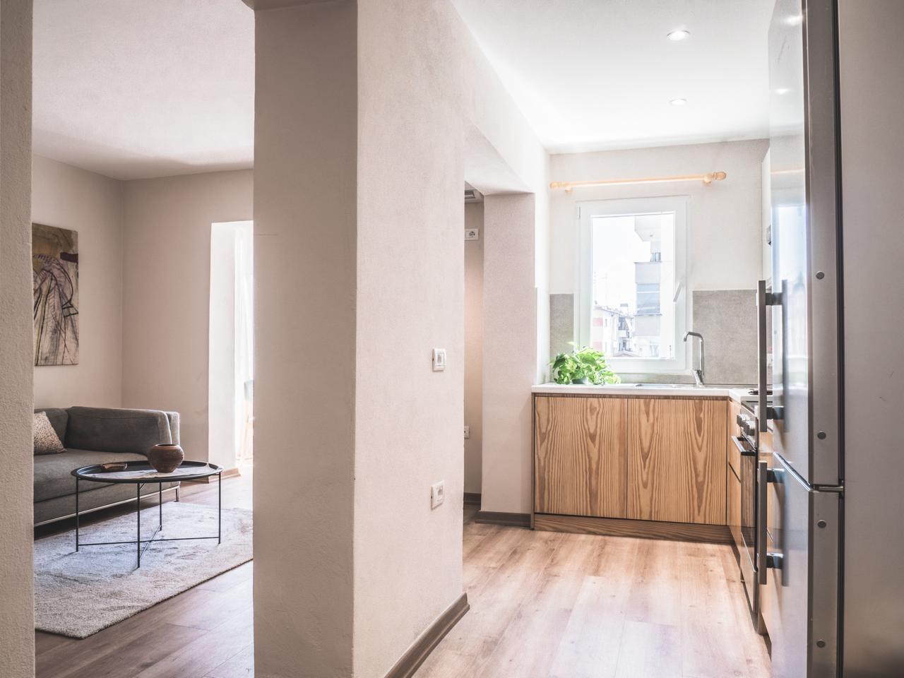 Shitet apartament 1+1 prane rruga e Durresit