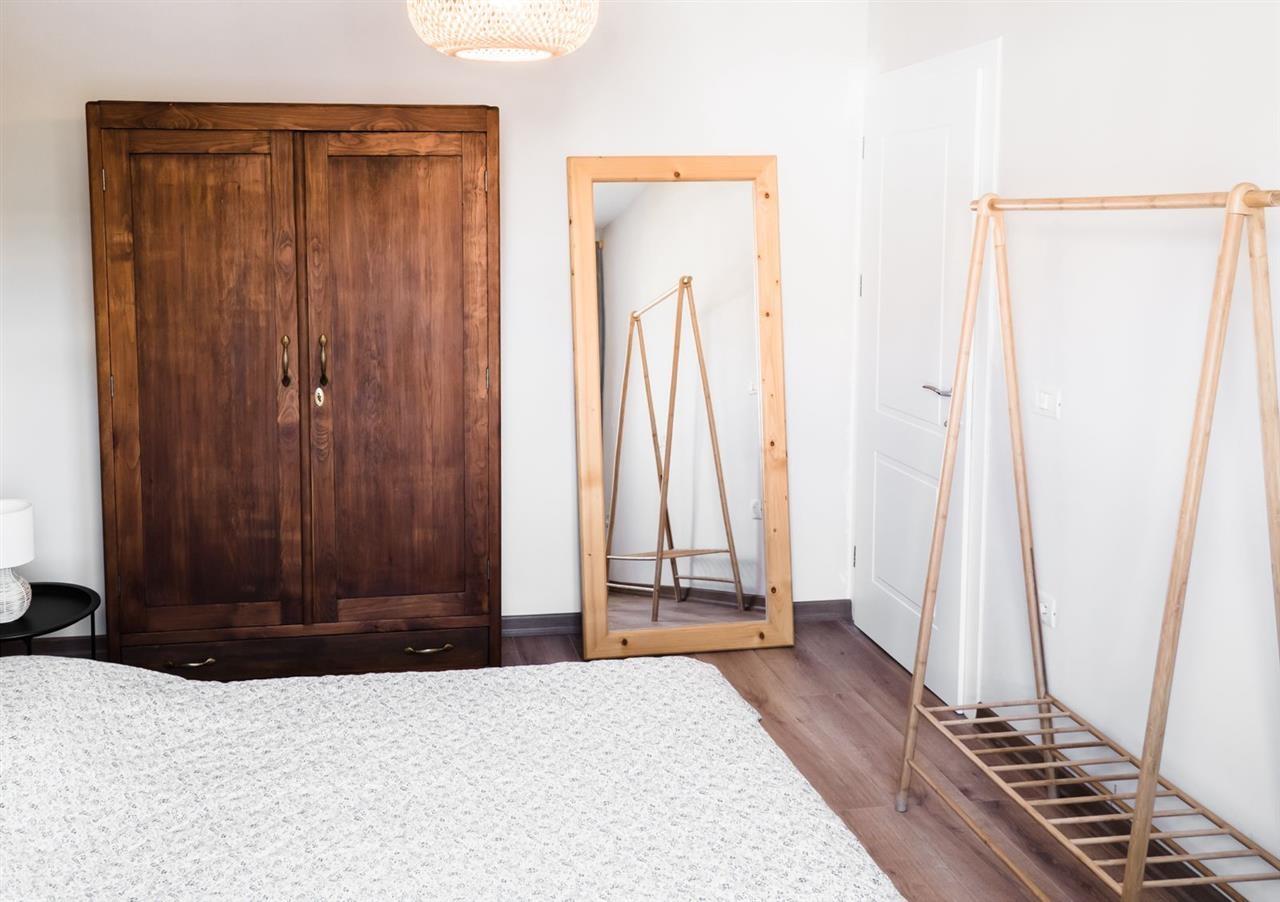 Shitet apartament 1+1 prane rruga e Durresit