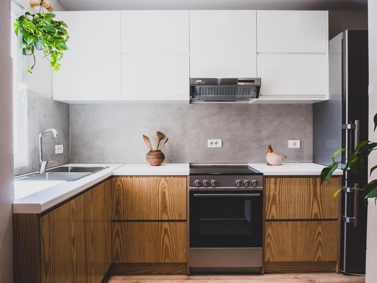 Shitet apartament 1+1 prane rruga e Durresit