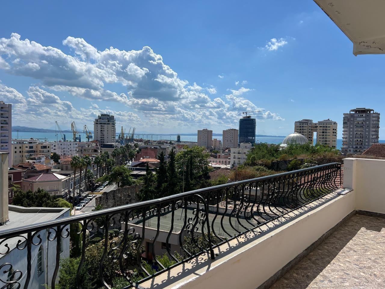 Apartament 3+1 me Qira në Qendra e Durrësit !!