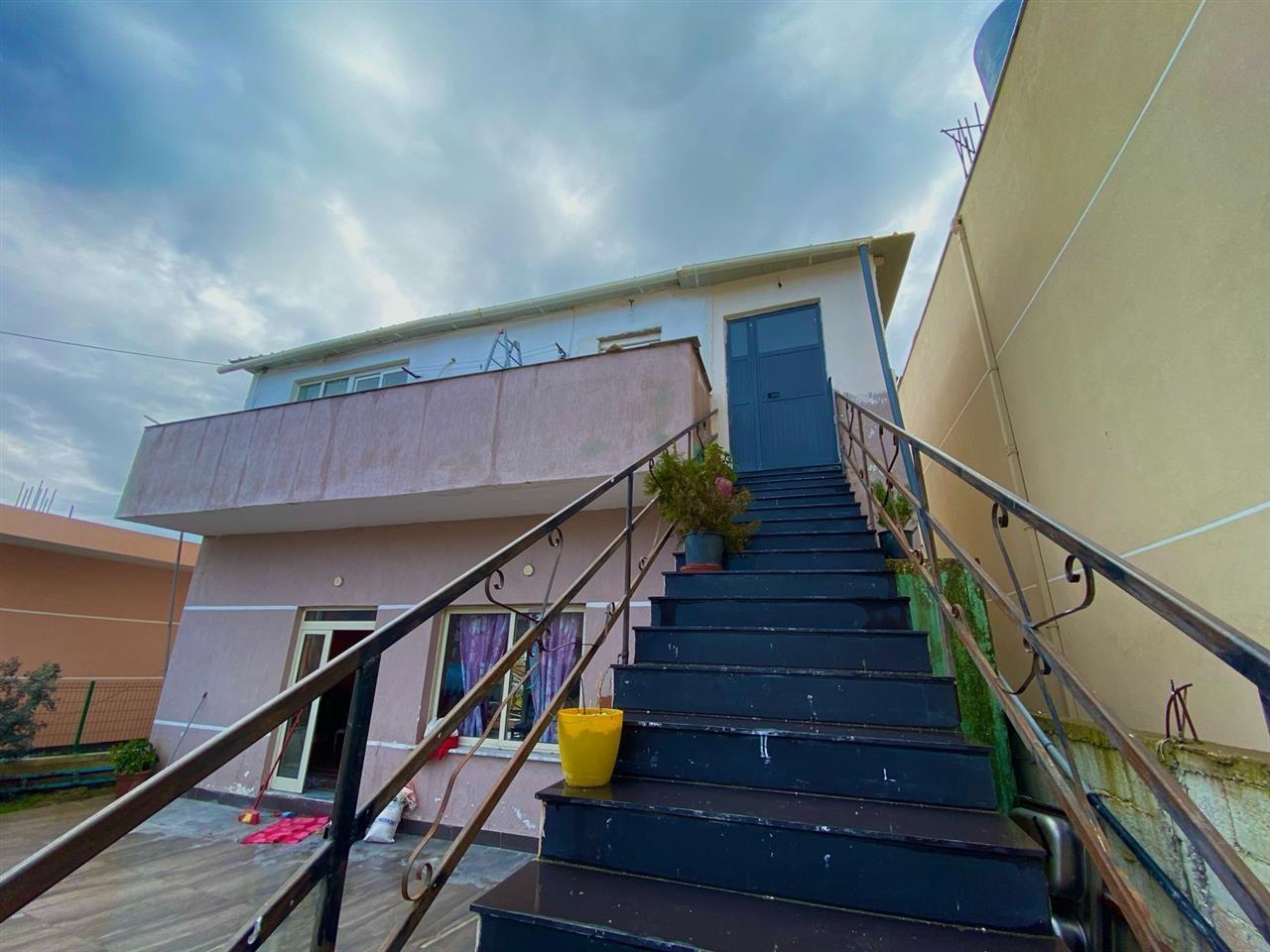 JEPET ME QERA 2+1 KATI I DYTE I NJE SHTEPIE PRIVATE NE ISH K