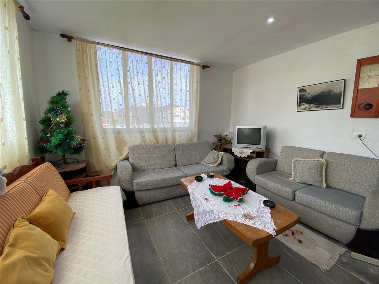 JEPET ME QERA 2+1 KATI I DYTE I NJE SHTEPIE PRIVATE NE ISH K