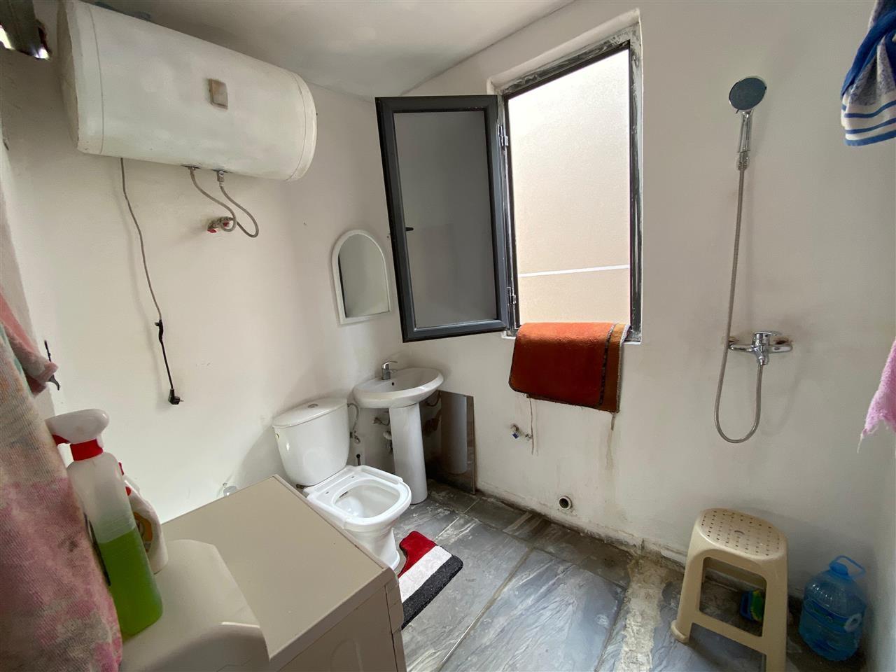 JEPET ME QERA 2+1 KATI I DYTE I NJE SHTEPIE PRIVATE NE ISH K